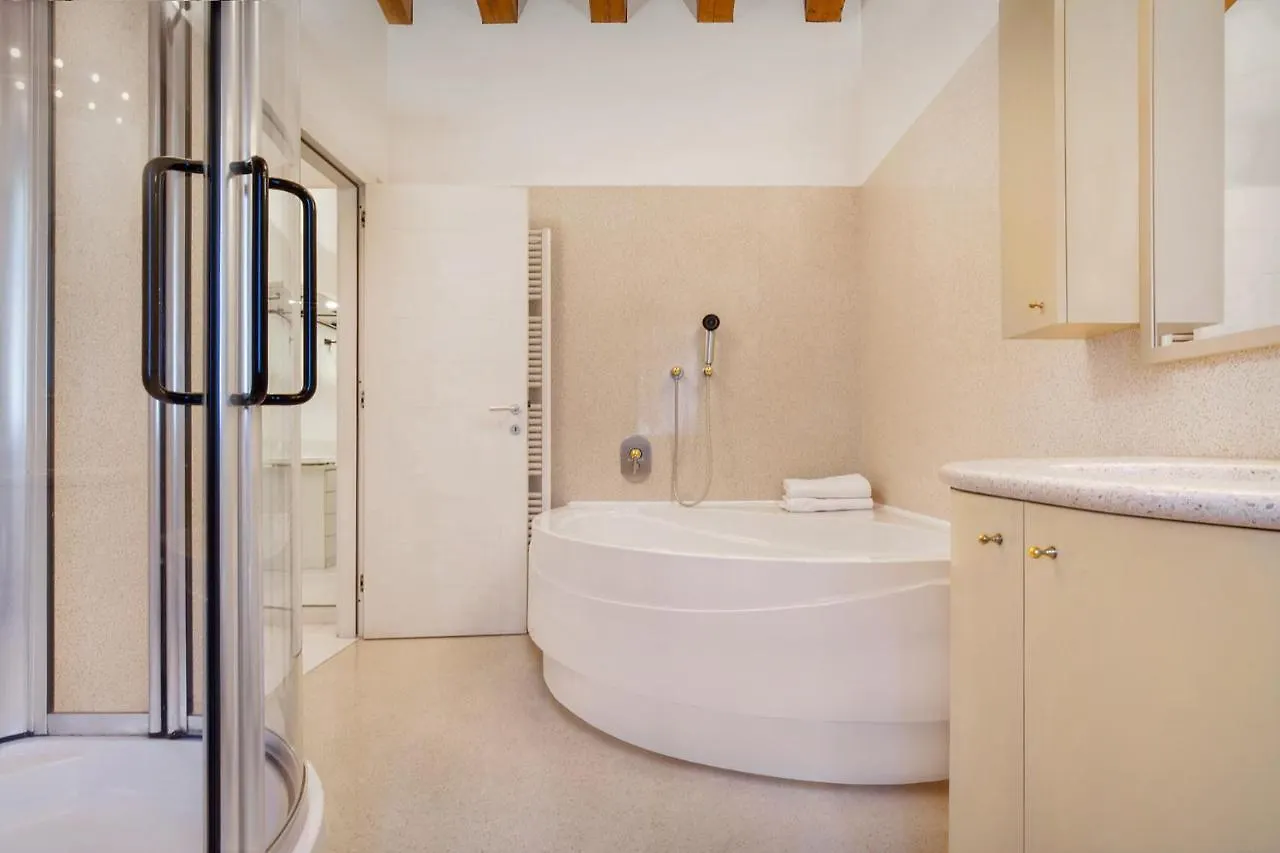 Villa Dismero-Un Oasi Di Lusso E Privacy ブレンゾーネ 0*,  イタリア